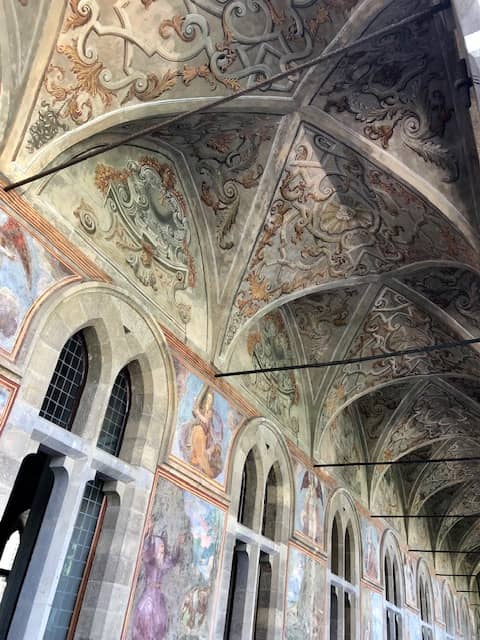 affreschi del chiostro nel monastero di Santa Chiara