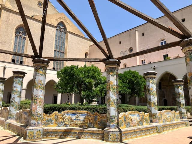 chiostro maiolicato del monastero di santa Chiara