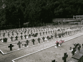 Croci del cimitero monumentale del Vajont prima della ristrutturazione