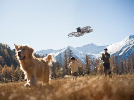 DJI Flip drone i luften med synlig AI-kamera og karbonfiberbeskyttelse