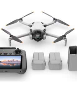 Alt tilbehør inkludert i DJI Mini 4 Pro Fly More Combo – fjernkontroll, batterier, propeller, ladestasjon, kabler og veske.