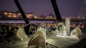 Abendliche Flussfahrt mit Abendessen im Winterlicht