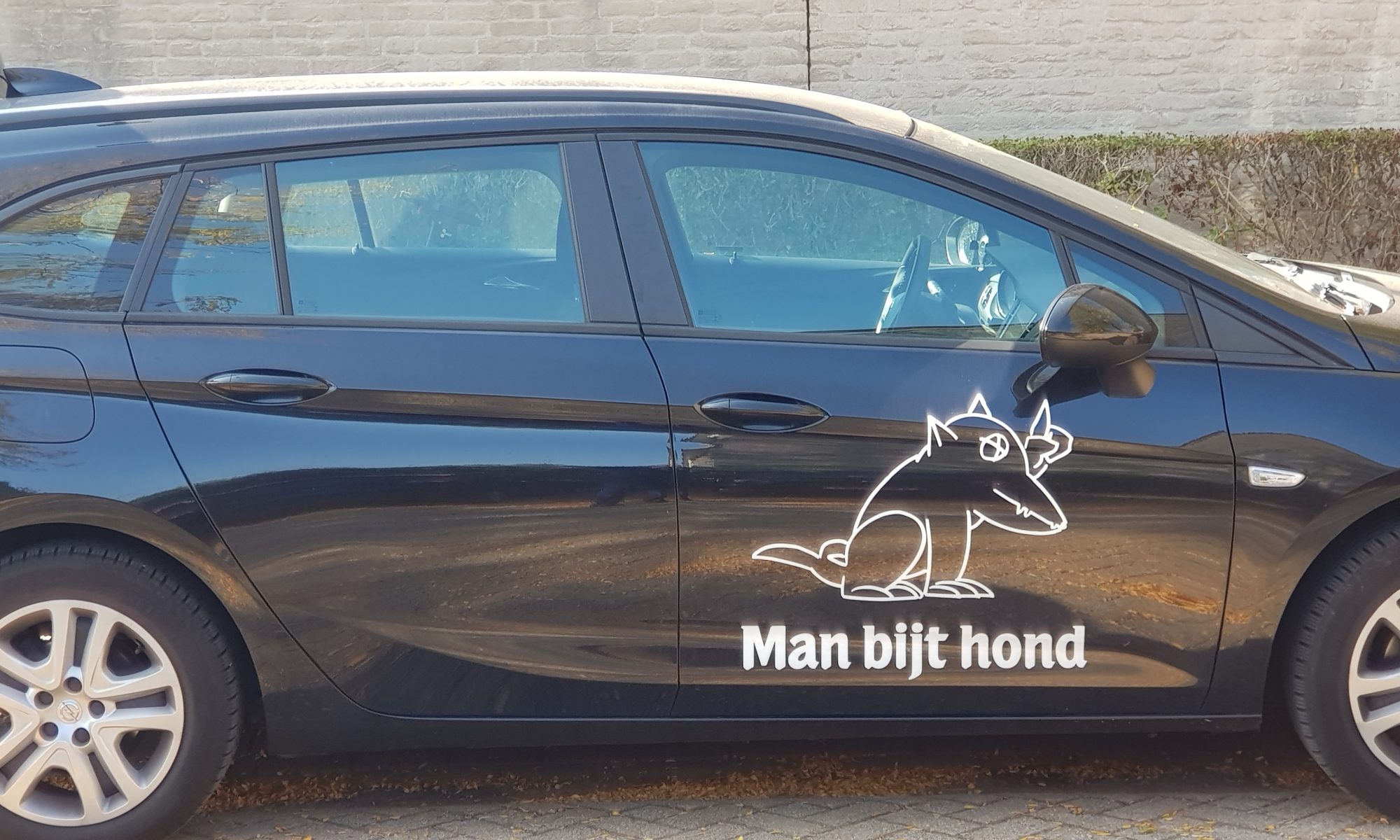 Man bijt hond bij Cees Mooij op bezoek