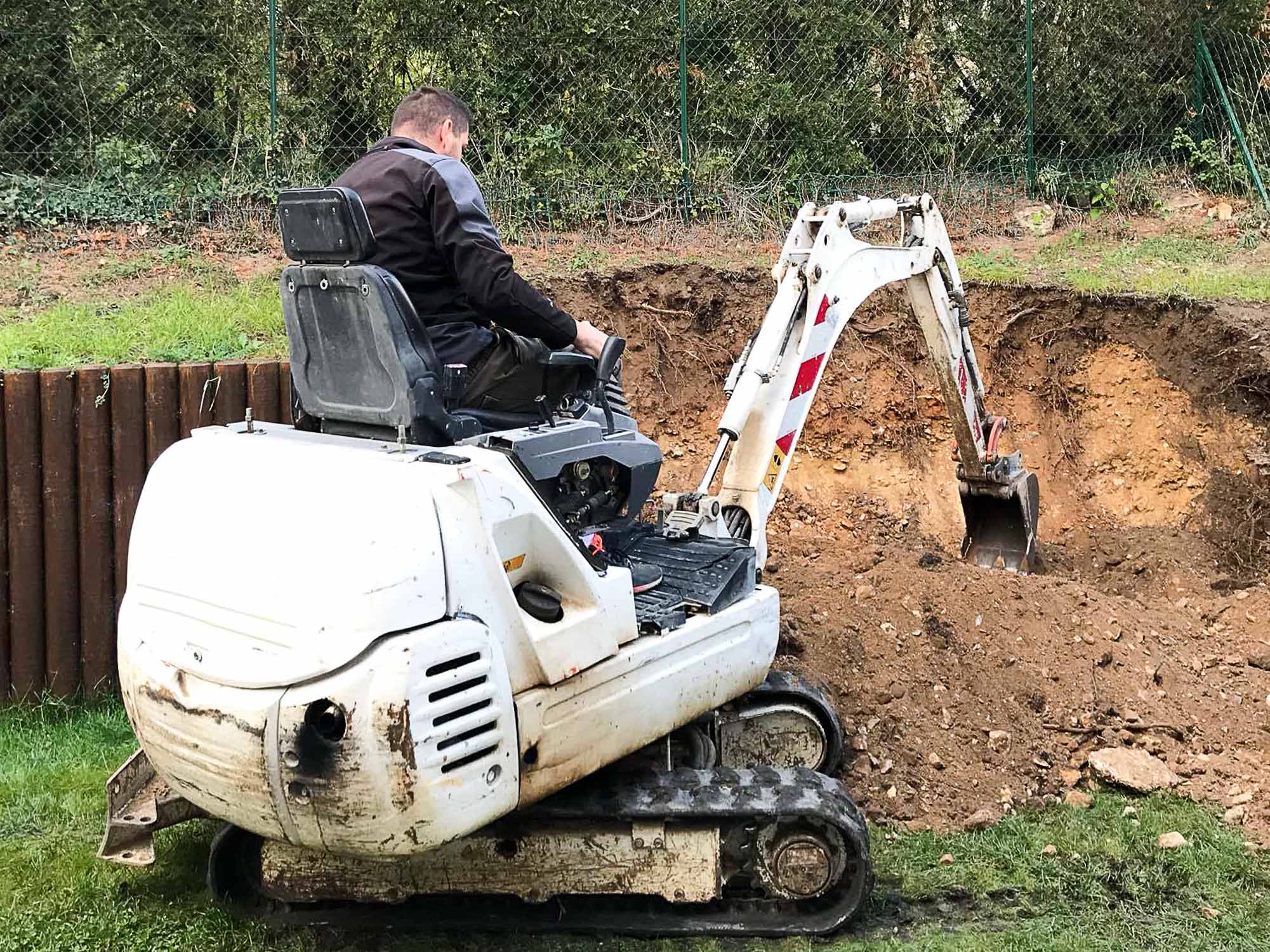Actuellement en cours de réalisation, une excavation sur un terrain en pente avec un  tracto-pelle ... à Carrières-sous-Poissy par l'entreprise de Maçonnerie et Terrassement Dorkel