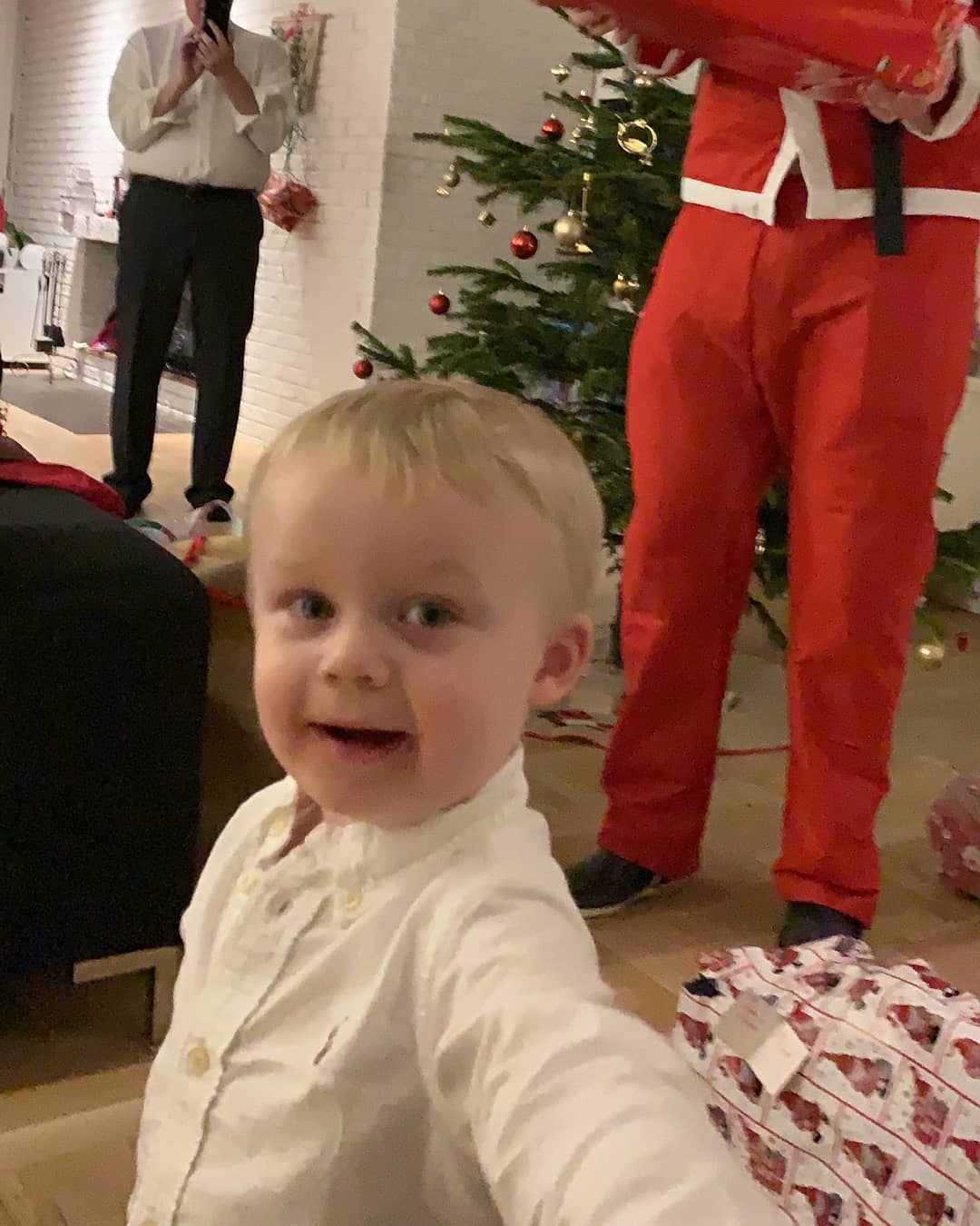 Lucas var meget begejstret over at julemanden kom på besøg at det skulle dokumenteres med ét selfie! :O
#julemanden #2år #selfie