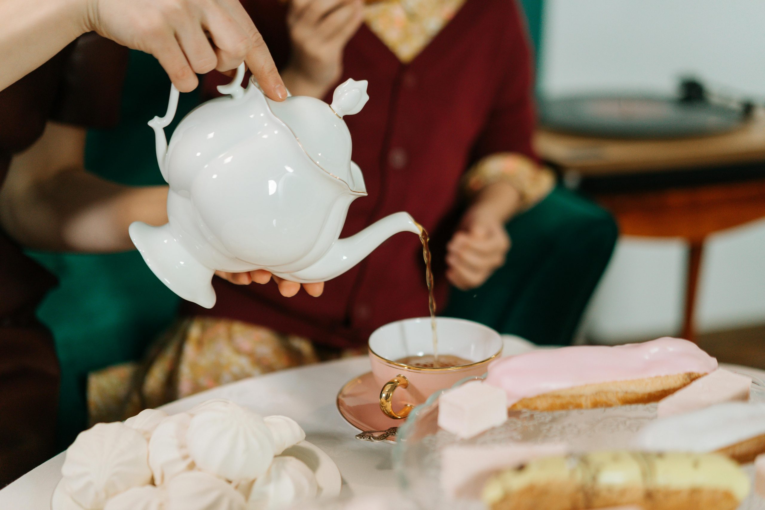https://www.pexels.com/photo/a-person-pouring-tea-in-the-cup-6974307/