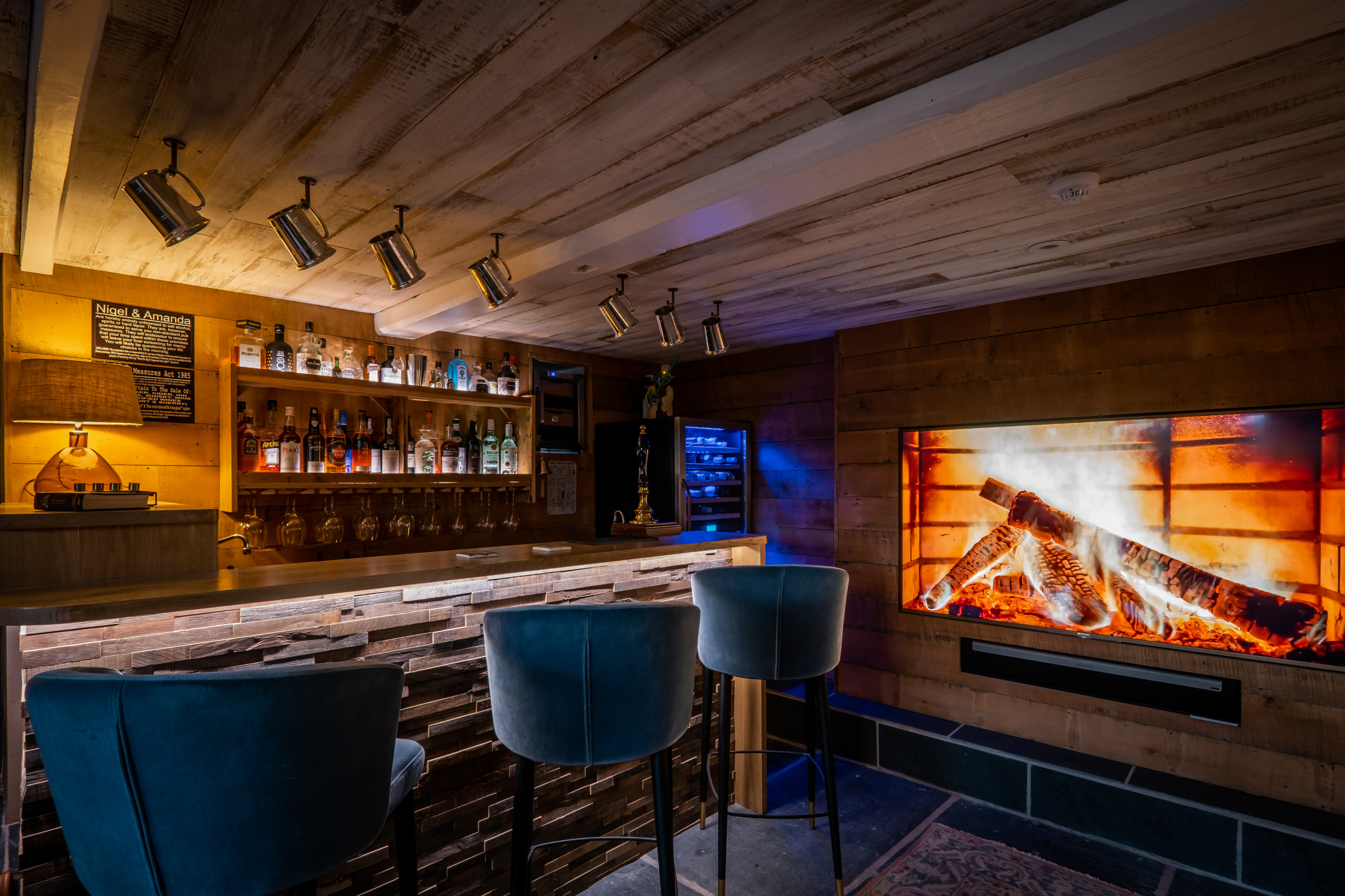 Smart home installation - Multi-room audio and TV distribution in a home bar