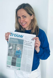 Annelies with newspaper Trouw