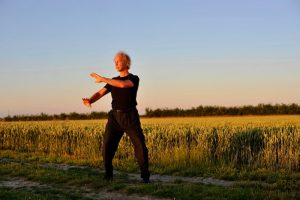 Ouvrir-fermer et monter- descendre : faire circuler le souffle dans le corps entier