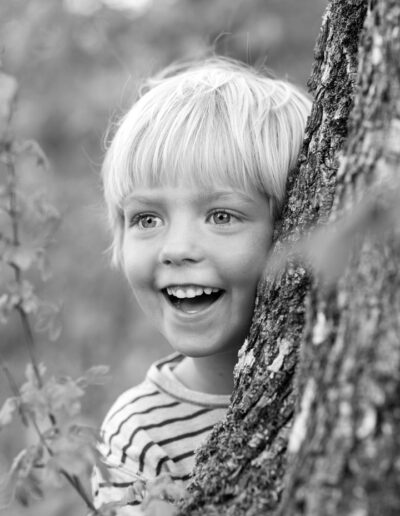 03-portraet-af-barn-der-klatrer-i-trae-boernefotografering-ersted