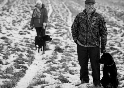 22-mand-kvinde-hund-gaar-tur-i-vinter-landskabet-ersted