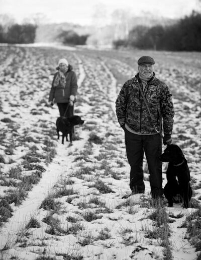22-mand-kvinde-hund-gaar-tur-i-vinter-landskabet-ersted