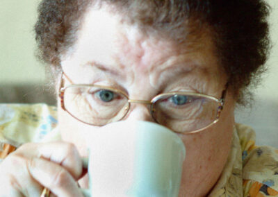 33-reportageportraet-Kvinde-i-70erne-drikker-kaffe