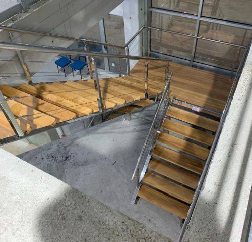 Escalera de acero inox y madera para interior