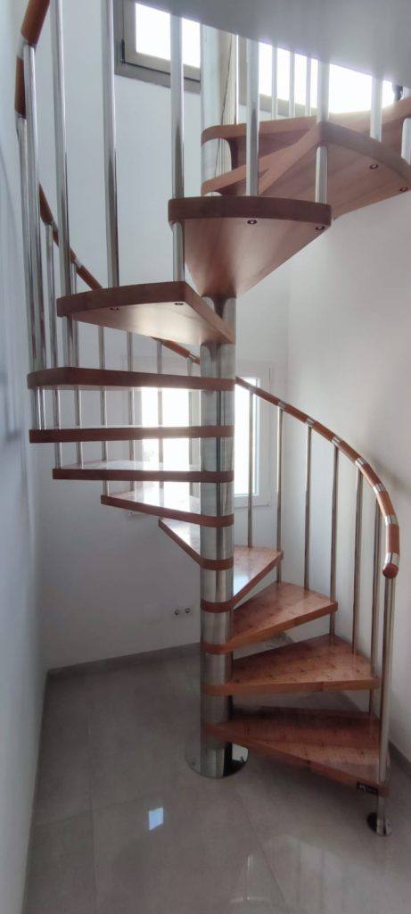 Escalera de caracol Infinity construida en acero inox.