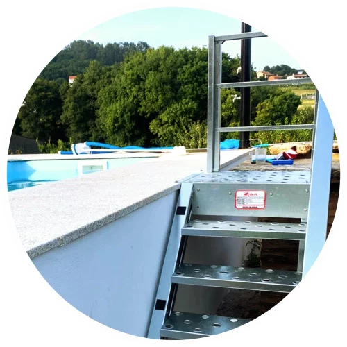 detalle de escalera de exterior para piscina
