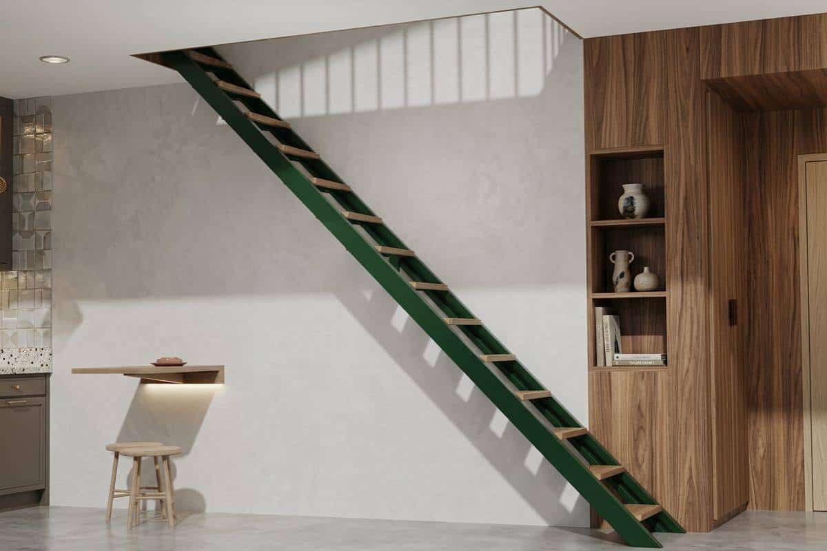 Escalera abatible verde para piso con poco espacio, que se pliega a la pared