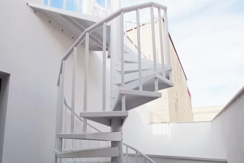 Detalle escalera metalica exterior de caracol metacol blanca
