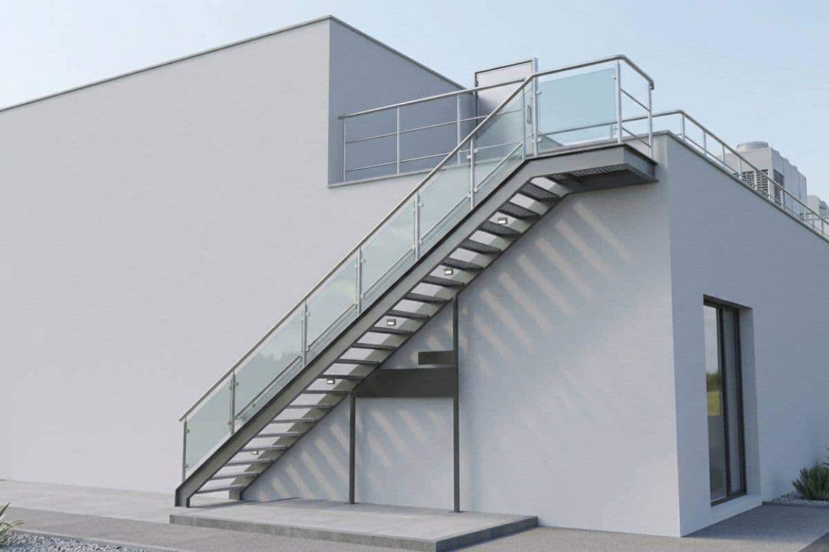 Escalera metálic de exteriores con barandilla de cristal para subir al segundo piso