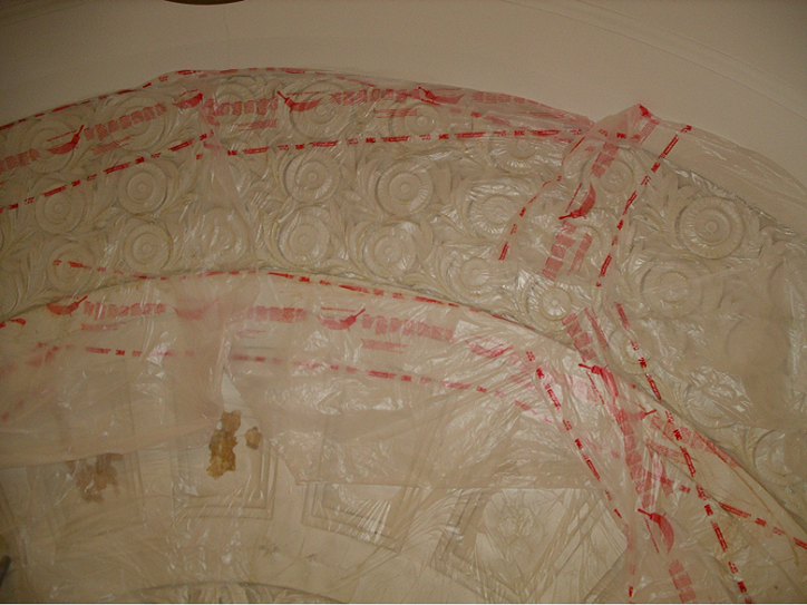 Rosenbad med stuckatur som bearbetas med ES inunder statiskt laddad plastfolie