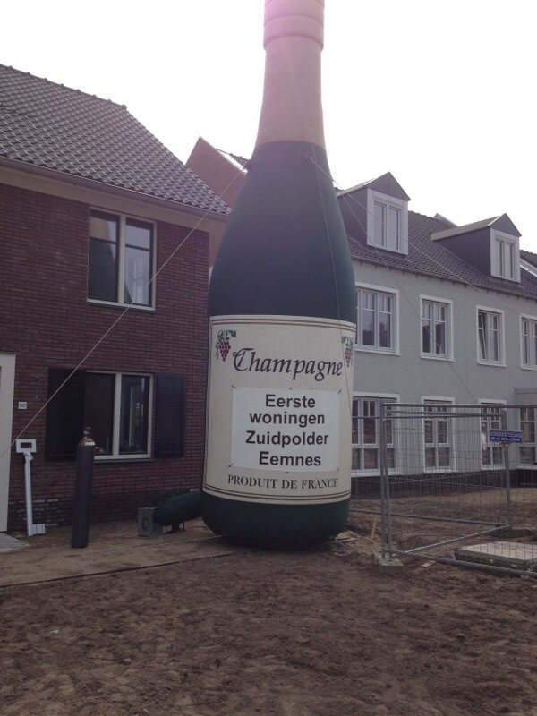 Toerist deze Asser Opblaasbare Champagnefles gevuld met heliumballonnen voor ieder feest