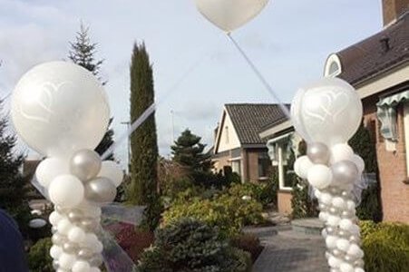 pilaren zilver en wit met topballon bruiloft in nieuwegein