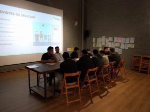 Un dels moments de preparació de les entrevistes de feina dins del projecte de dinamització comunitaria Coneix La Màquina