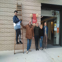 El equipo de Transforma't Bon Pastor durante la jornada de decoración de las calles del barrio