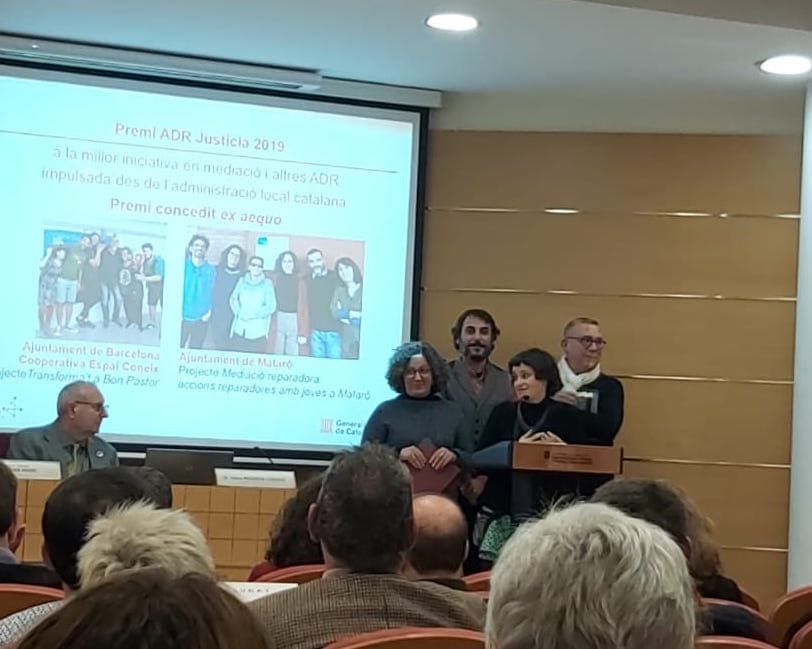 Fotografía de uno de los momentos del discurso de agradecimiento que hicieron los miembros de la cooperativa en el acto de entrega de los Premios ADR de Justicia