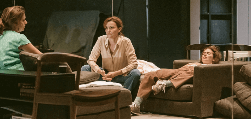 Crítica: Les tres germanes - Teatre Lliure