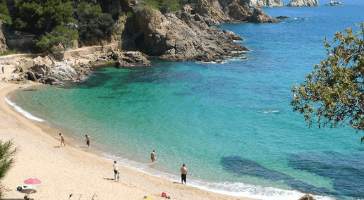 7 calas de Barcelona para ir en tren - ¡PLANAZO!