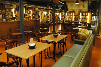 10 librerías cafeterías en Barcelona con mucho encanto