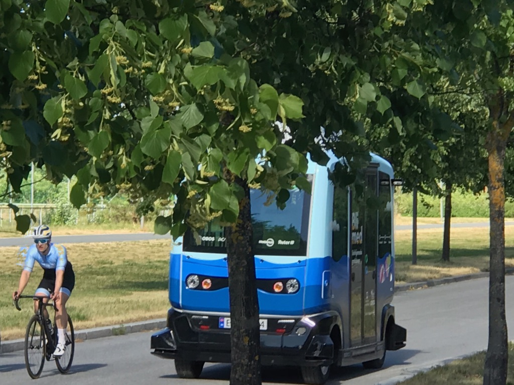 FORNEBU HAR FÅTT SIN FØRERLØSE BUSS FORNEBU HAR FÅTT SIN FØRERLØSE BUSS