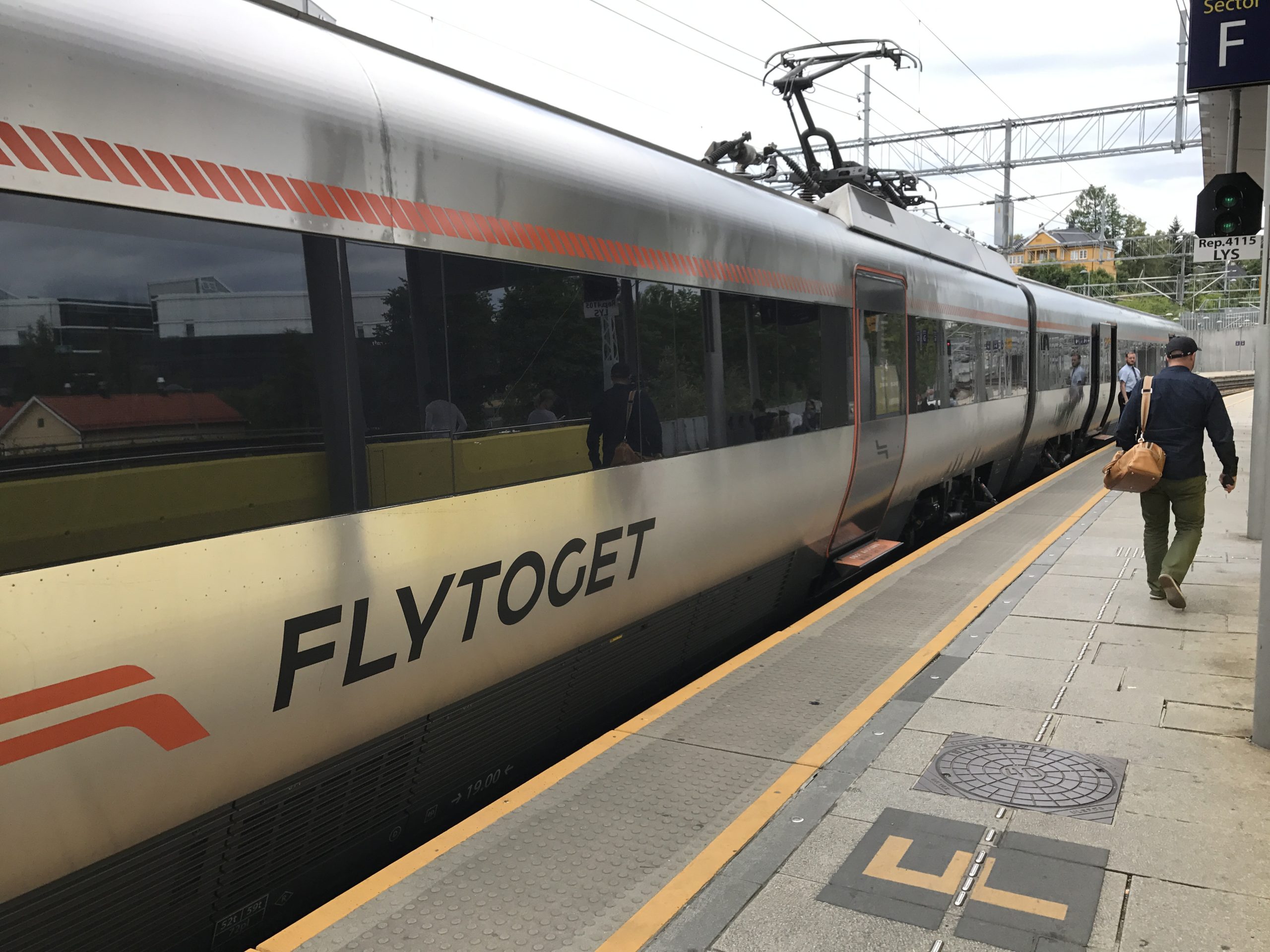 Flytoget med «nattsommertog»