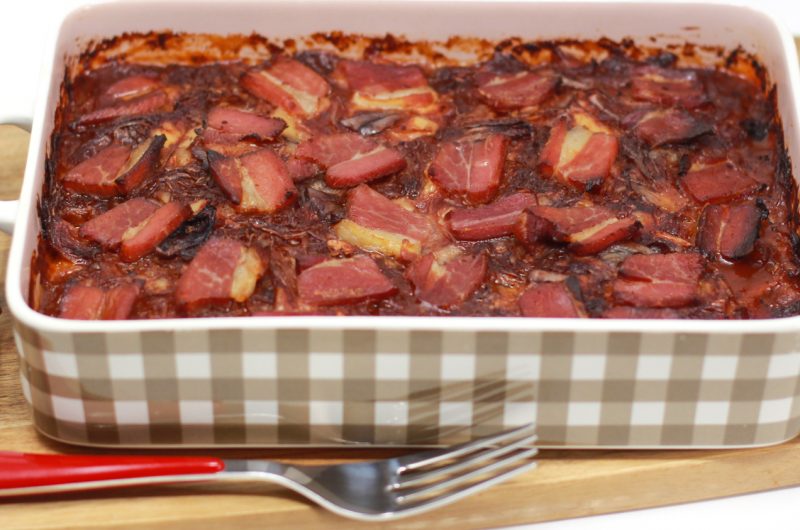 KÄSE-ZWIEBELFLEISCH mit Schinkenspeck