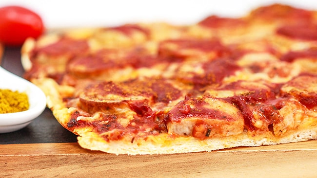 PIZZA „CURRYWURST“ – zwei Klassiker lecker kombiniert!