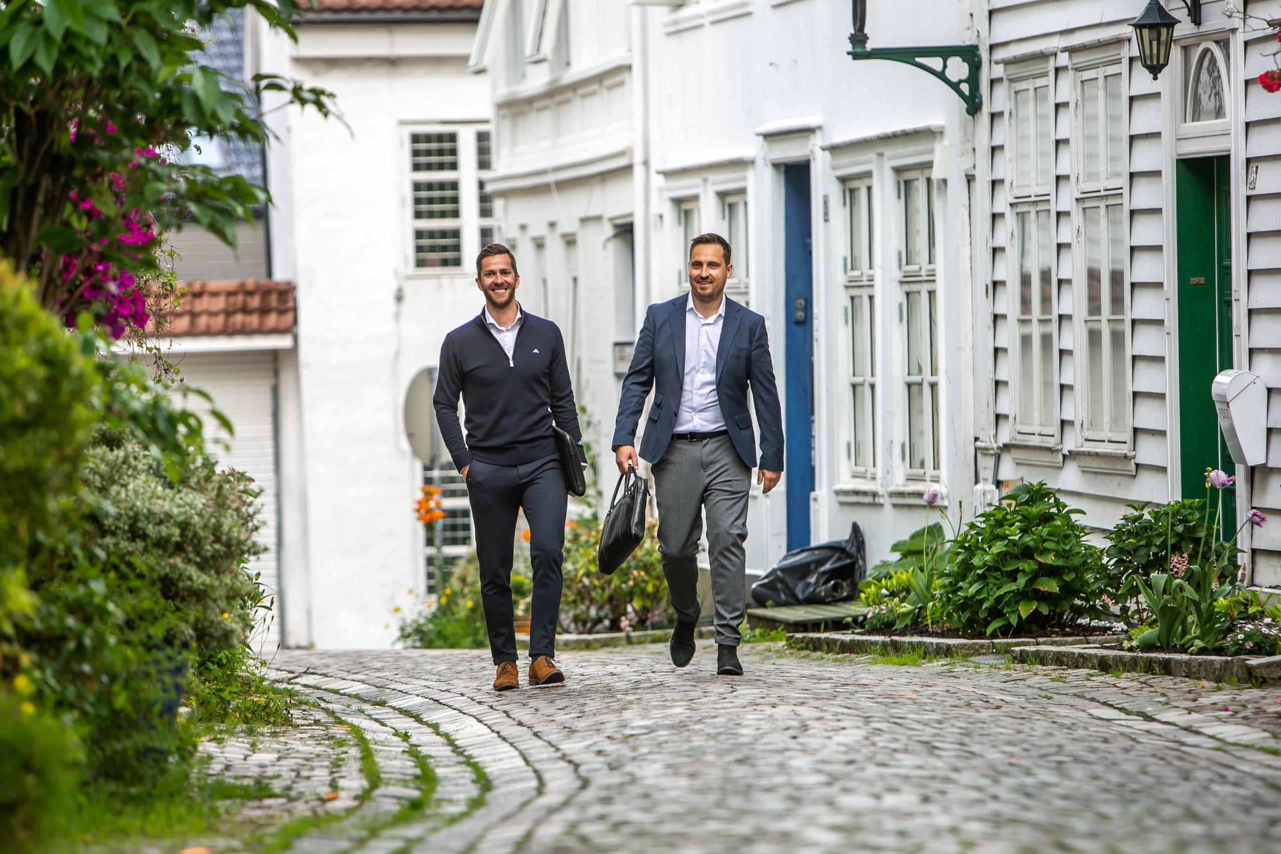 Thomas og Roger går opp langs en gate i Bergen