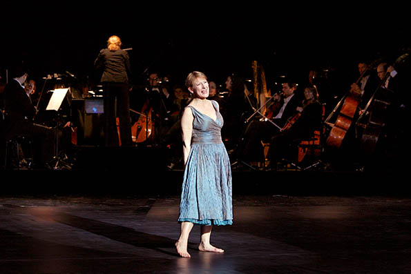Komische Oper Berlin "DIE SIEBEN TODSUENDEN", Ballett mit Gesang zur Musik von Kurt Weill, Libretto von Bertolt Brecht, Musikalische Leitung: Kristiina Poska, Inszenierung: Barrie Kosky, Choreographie: Otto Pichler, Kostueme: Esther Bialas, Premiere am 12.02.2012. Szene mit Dagmar Manzel (als Anna). // Komische Oper Berlin 'THE SEVEN DEADLY SINS', sung ballet with music by Kurt Weill and libretto by Bertolt Brecht, conducted by Kristiina Poska, directed by Barrie Kosky, choreography by Otto Pichler, costumes design Esther Bialas, opening February 12, 2012. Scene with Dagmar Manzel (as Anna).