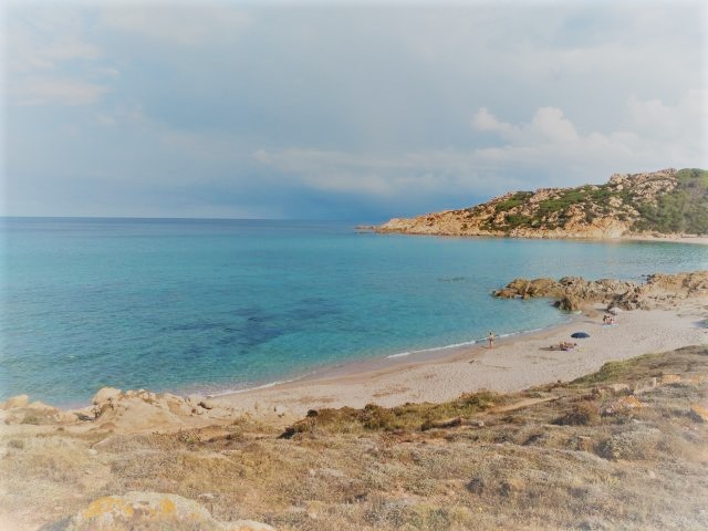 Wikifolio, Buch und Urlaub - hier der Strand von Monti Russu bei Aglientu