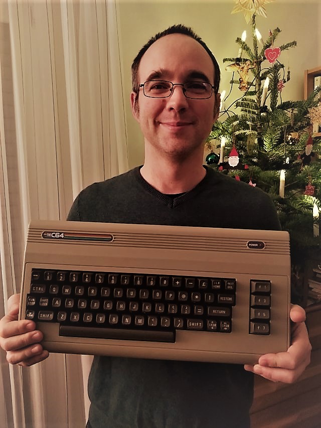 Ein Rückblick des ETF-Yogi-Blog zu Weihnachten 2019. Was lief in diesem Jahr? Welche Artikel kamen raus? - Foto von der Bescherung mit einem The C64-Computer.