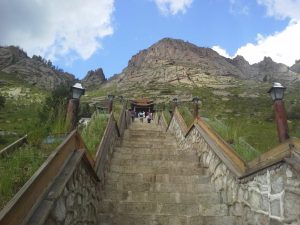 Das Bild zeigt eine Treppe auf einen Berg in Asien, symbolisch für die Entwicklungsländer enthalten im Invesco FTSE Emerging Markets High Dividend Low Volatility UCITS ETF (A2AHZU)