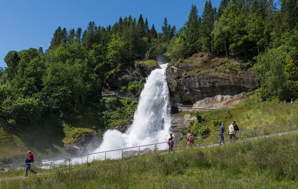 Hardangerfjord Scenic Routes & Waterfalls © Roger Ellingsen