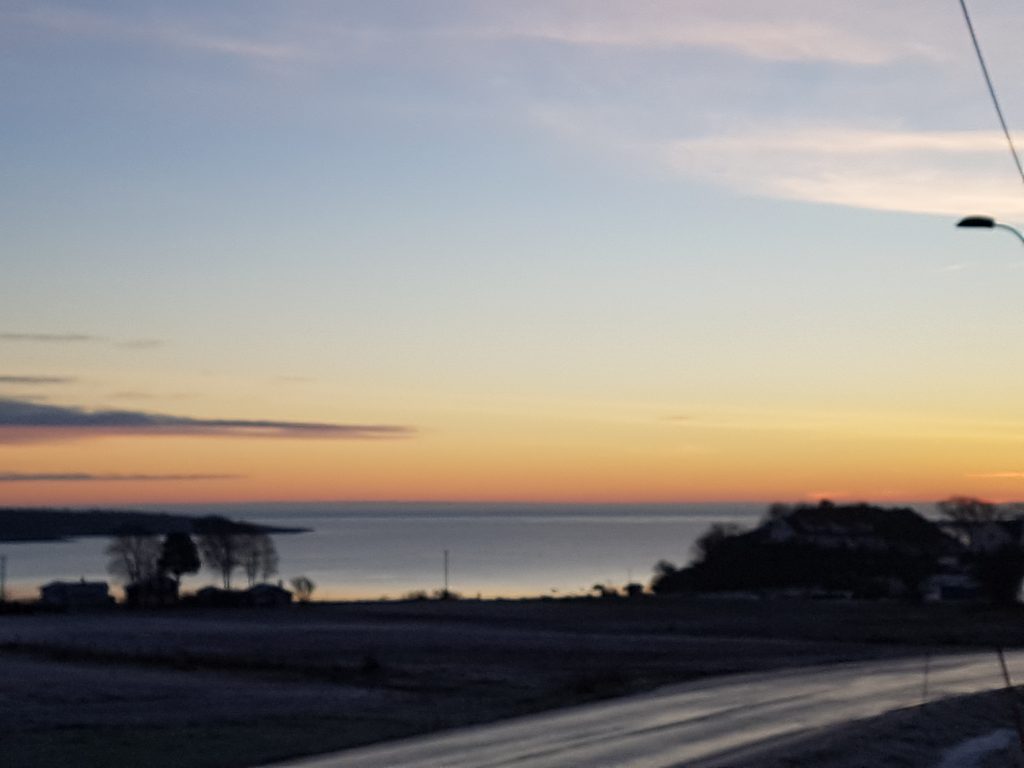 Utsikt utover Nevlunghavn fjorden tidlig morgen, sola kommer opp