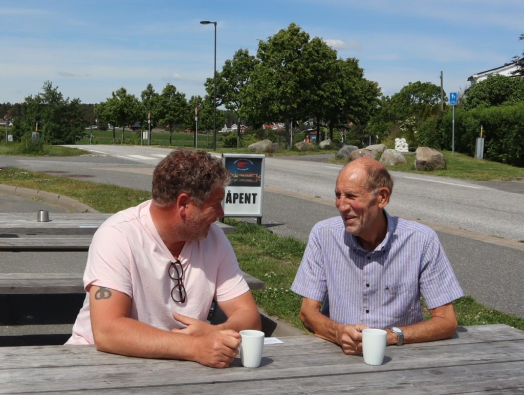 Erik Thorstein og Steinar Halvorsen i kaffe samtale Havna en loshavn