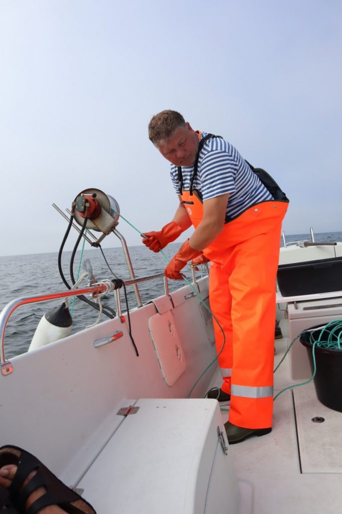 Den første Krepselenka blir dratt opp. Dette er ett tungt fiske