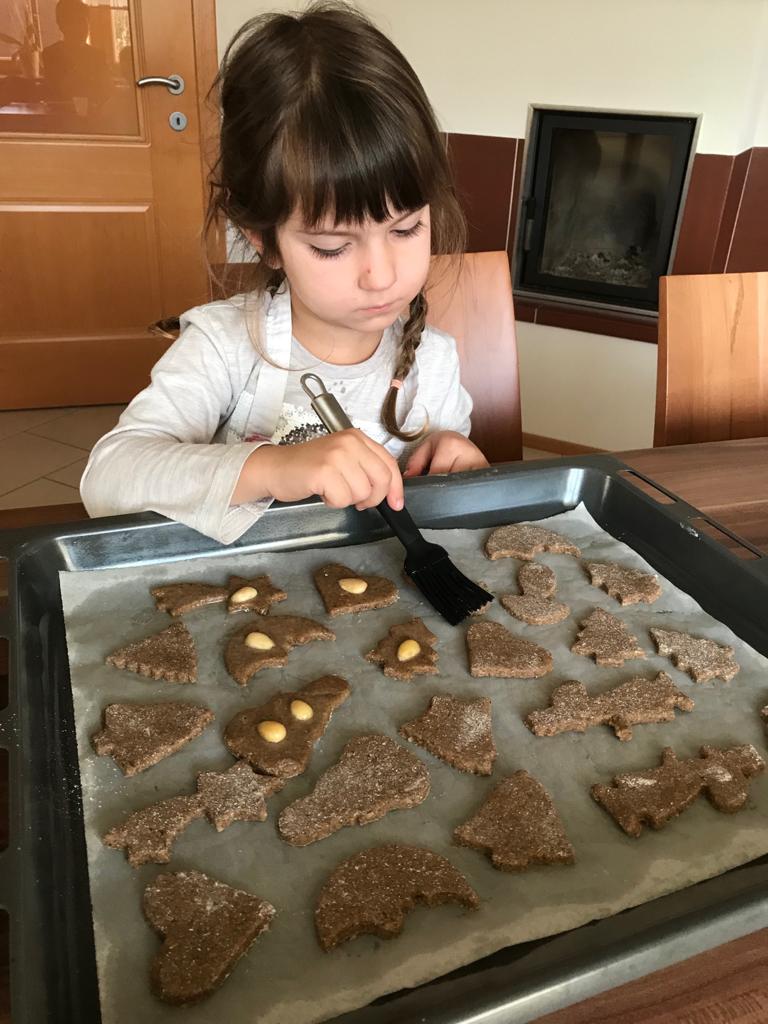 Maria Haderer: Anna glasiert Lebkuchen bei Oma