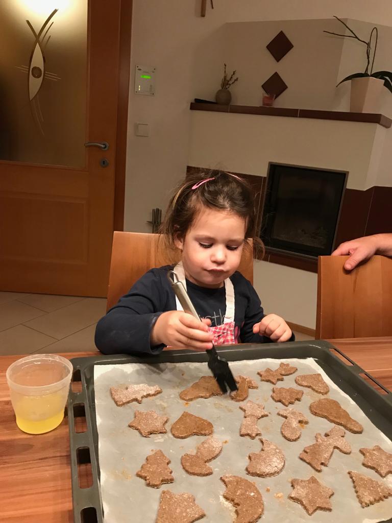 Maria Haderer: Fiona glasiert Lebkuchen bei Oma