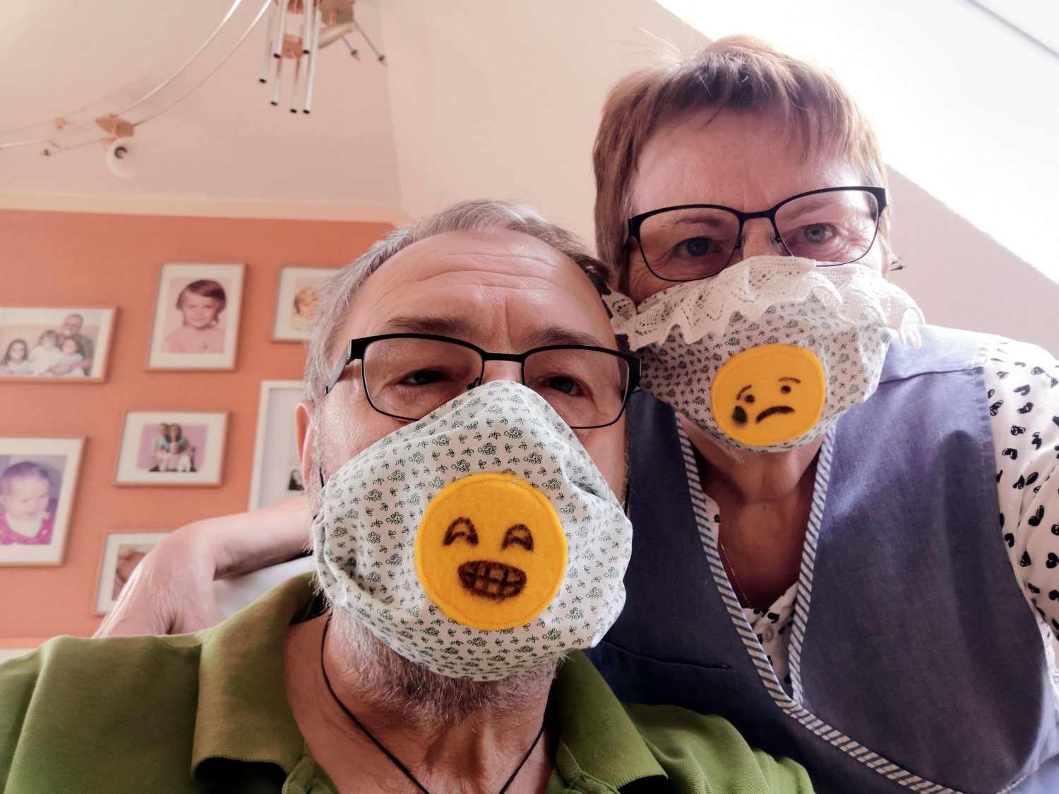 Erna Jahn hat auch zwei Smiley-Masken produziert
