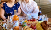 Nationalrat Brandweiner bruncht mit Ehefrau und wünscht frohe Ostern
