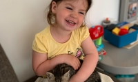 Fiona freut sich über ihr Kätzchen Mimi